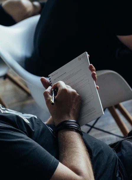 Публичное выступление — красный костюм, микрофон