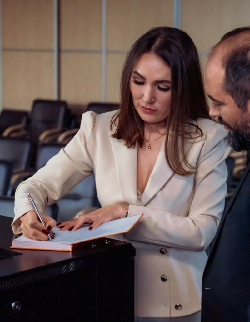 Публичное выступление — красный костюм, микрофон