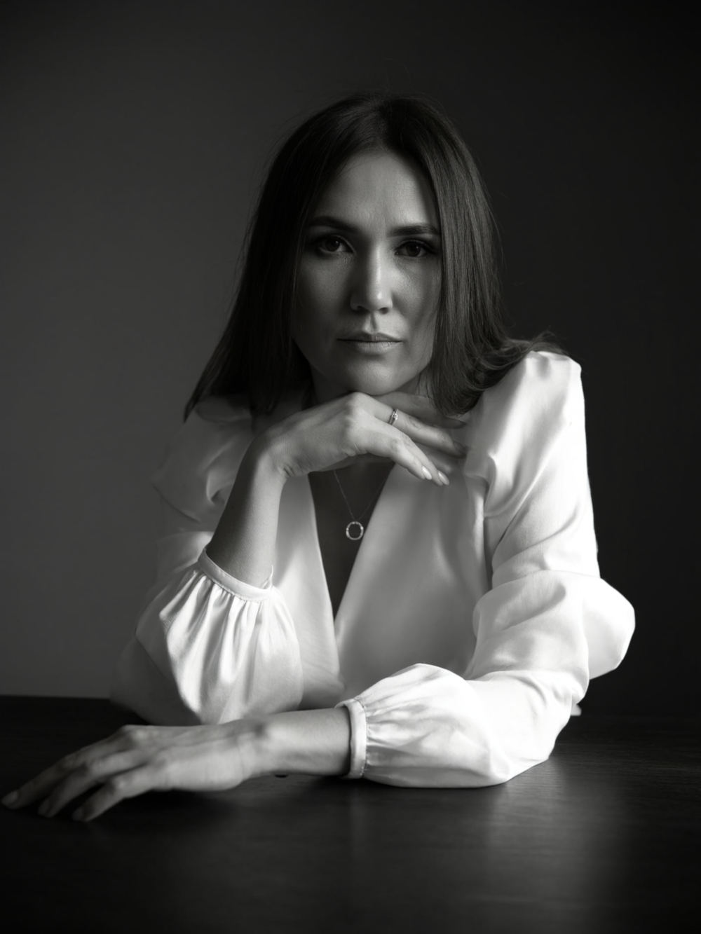 Диана Леонтьева в кабинете, портрет крупным планом