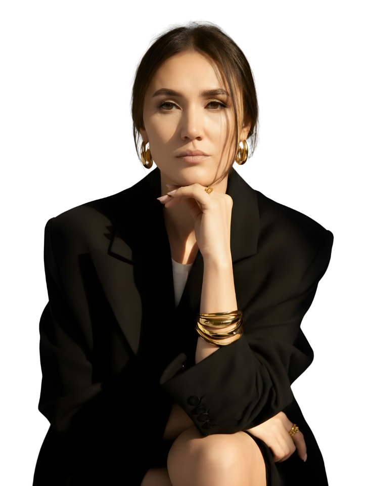 Портрет Дианы Леонтьевой в светлом костюме