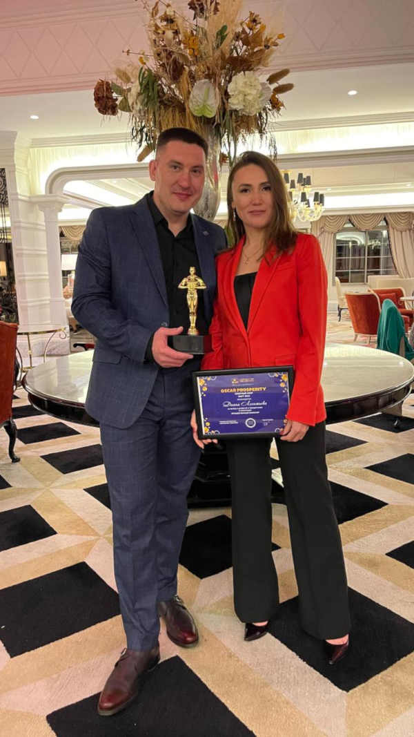 Выступление Дианы Леонтьевой на сцене, вид на зал