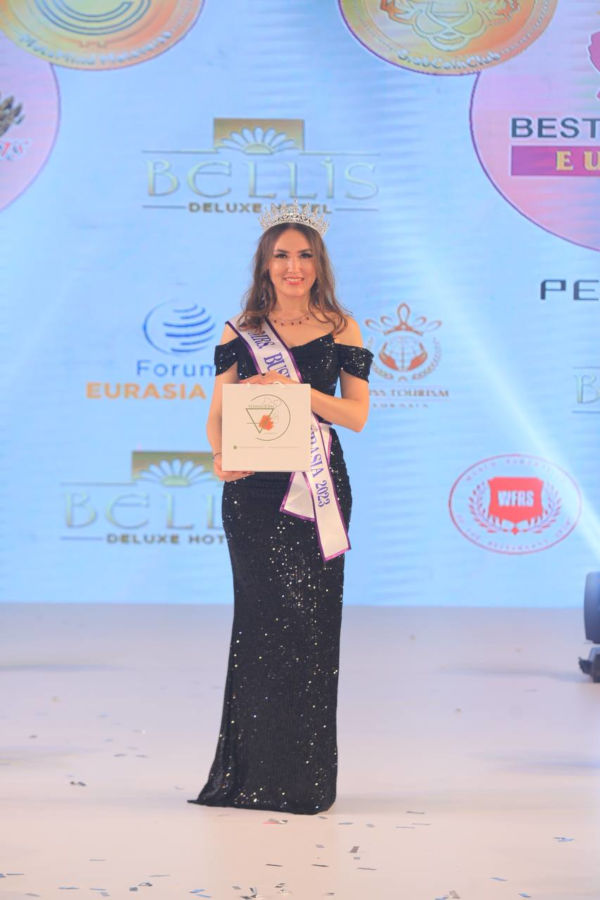 Диана Леонтьева с предпринимателем после выступления