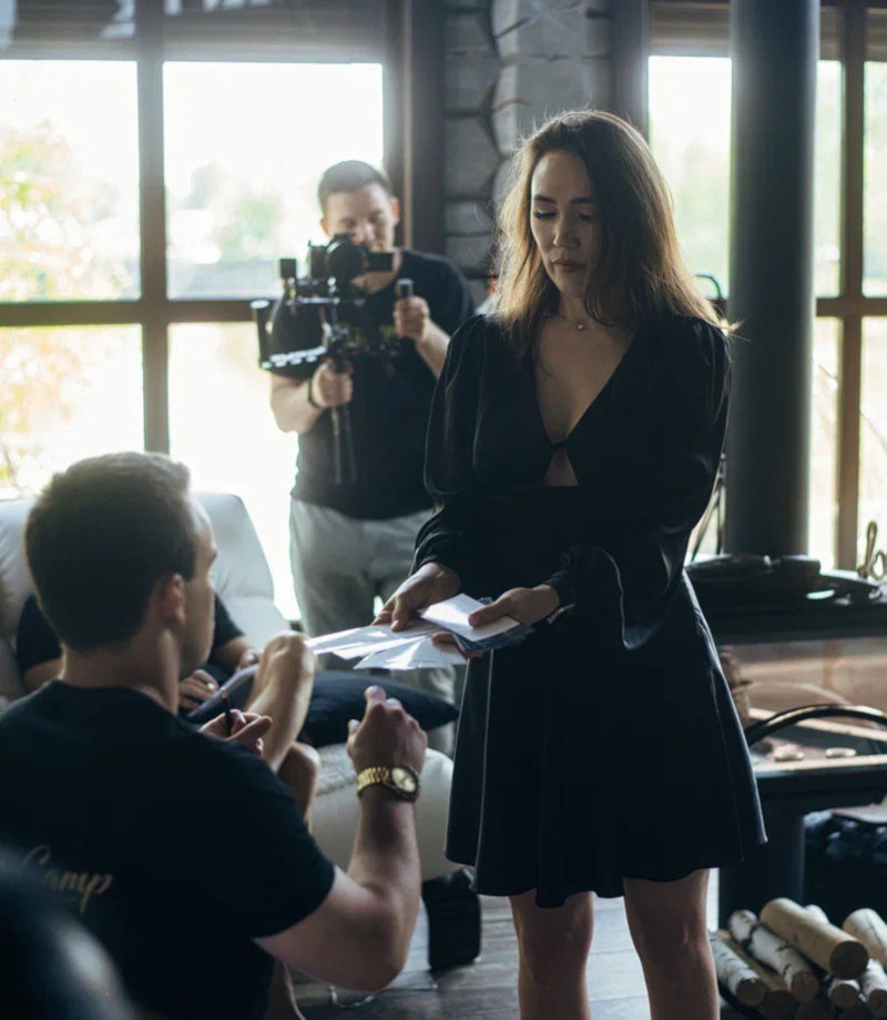 Диана Леонтьева в кабинете, портрет крупным планом