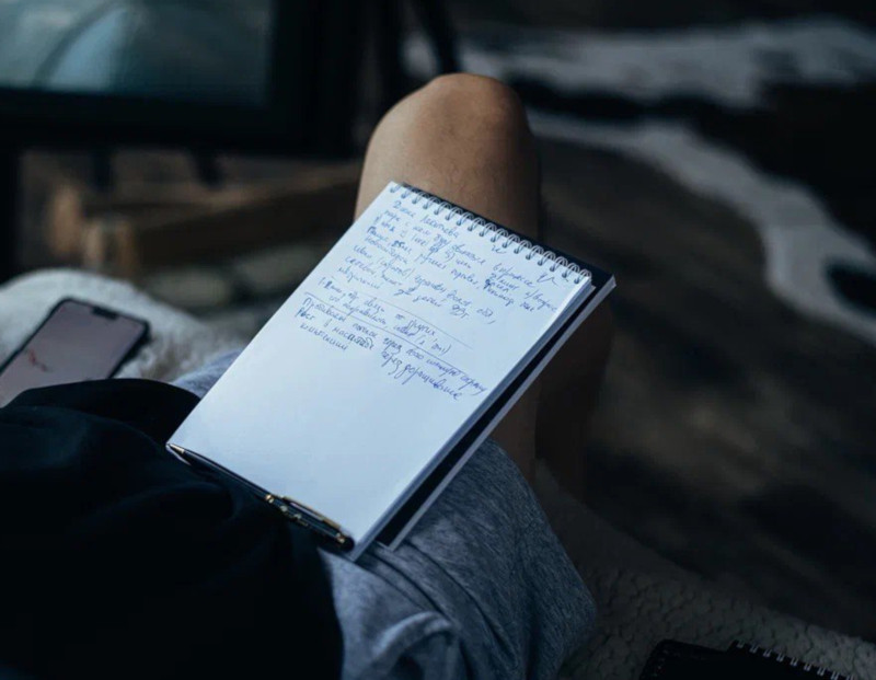 Диана Леонтьева у панорамного окна, деловой портрет