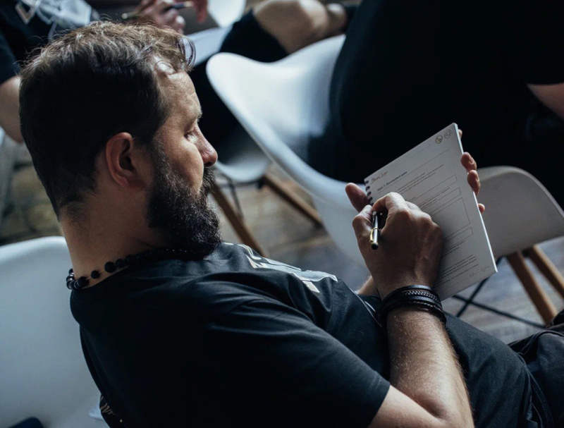 Диана Леонтьева в кабинете, портрет крупным планом