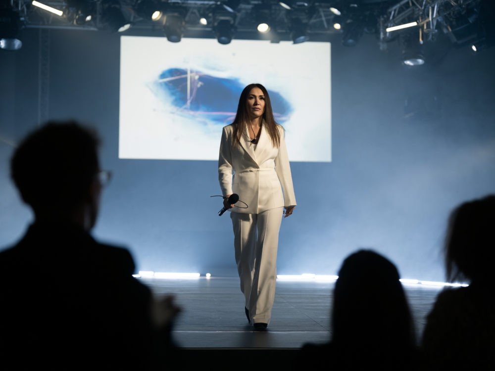 Публичное выступление — красный костюм, микрофон