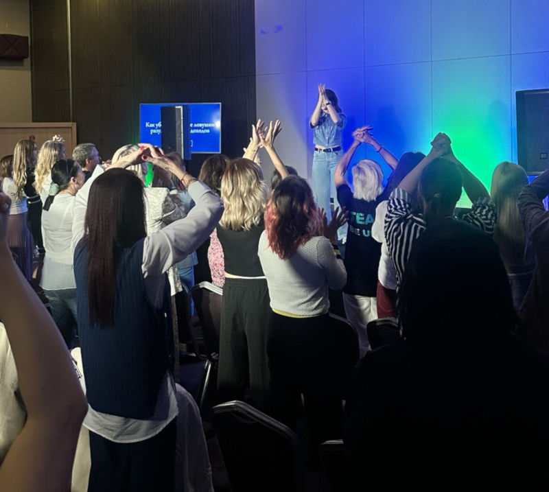 Диана Леонтьева в кабинете, портрет крупным планом