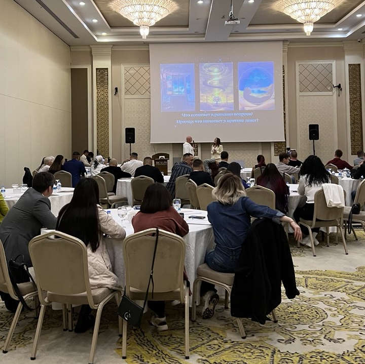 Диана Леонтьева у панорамного окна, деловой портрет