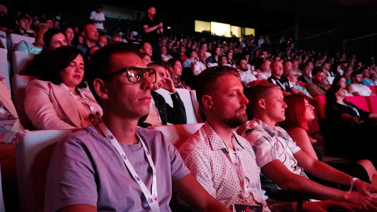 Диана Леонтьева в кабинете, портрет крупным планом