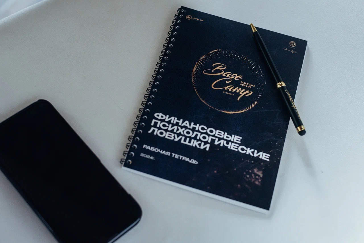 Публичное выступление — красный костюм, микрофон